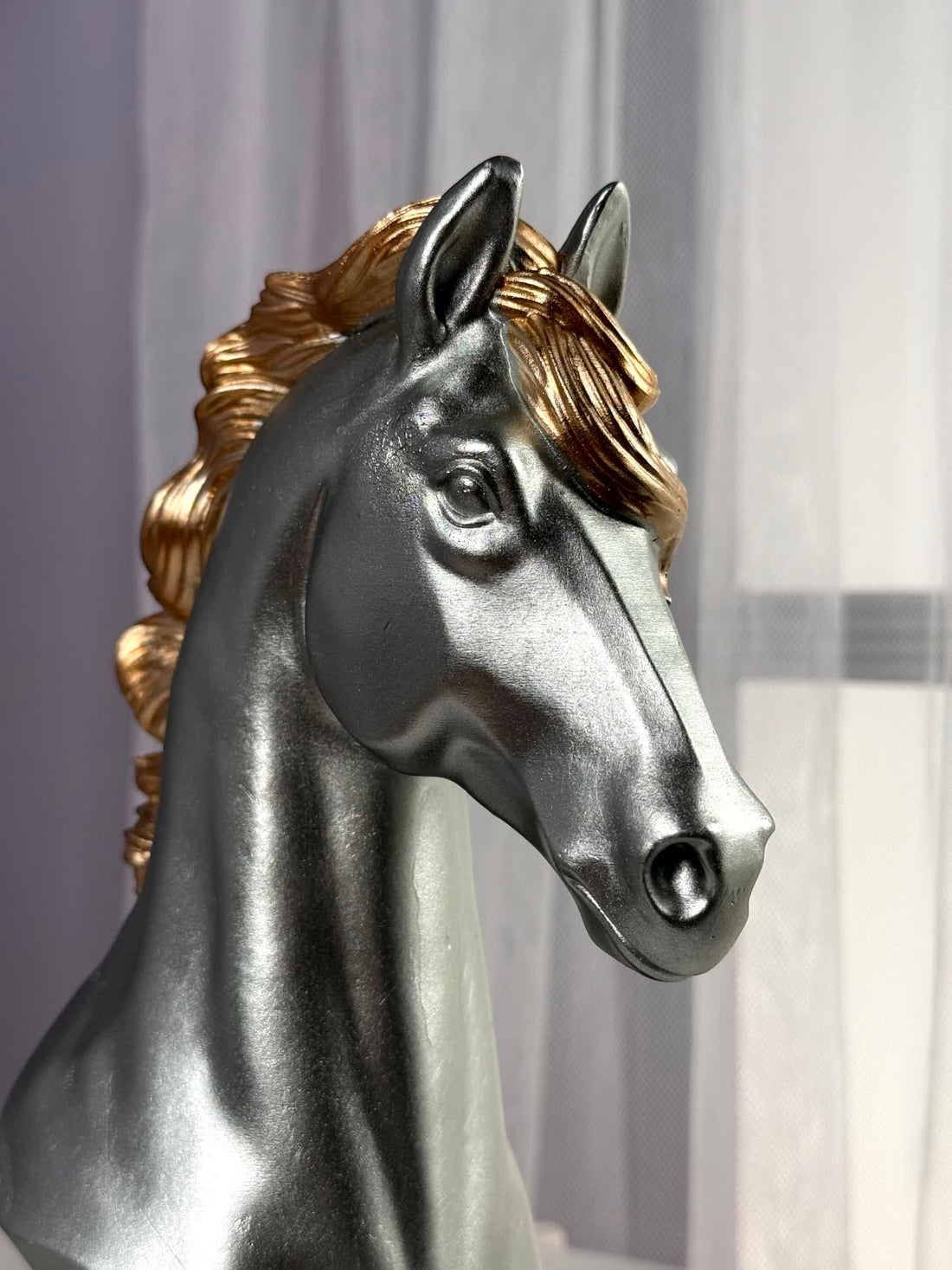 High Objects silver horse head showpiece with gold mane on black base, made of polyresin.